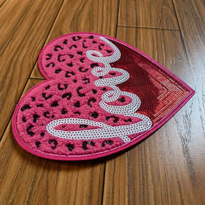 แพทช์ปักเลื่อมรูปหัวใจสีแดงและคำว่ารักสีขาว ดีไซน์ใหม่สำหรับวันวาเลนไทน์ สำหรับติดเสื้อผ้าผู้หญิง  ผ้าลูกไม้ปักลาย  พร้อมเรซิ่นสำหรับตกแต่งหมวก - Product Image 6