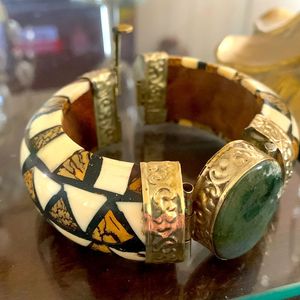 Brazaletes Artesanales de Hueso y Latón con Detalles de Ágata Natural, Accesorios de Moda de Cristal - Product Image 1