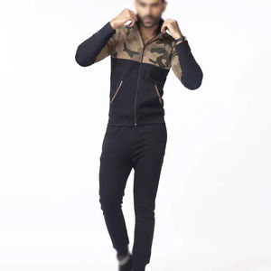 ชุดกีฬาลายพรางสำหรับผู้ชาย 2 ชิ้น เสื้อฮู้ดและกางเกงจ็อกเกอร์ ชุดลำลองสไตล์สตรีทแวร์ พร้อมแถบสีตัดกัน - Product Image 3