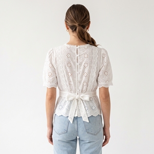 Blusa blanca bordada para mujer, manga corta, cuello cuadrado, detalle de encaje, jersey, Top de verano, ropa informal para uso diario - Product Image 3