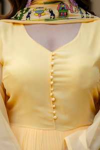 Vestido Clásico de Línea A con Bordado Intenso, Cintura Natural y Borlas para Bodas y Fiestas, con Dupatta de Perlas Moti - Product Image 3