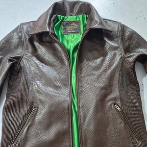 Chaqueta de invierno para hombre de cuero genuino con forro de seda satinada y cremallera en relieve. - Product Image 3