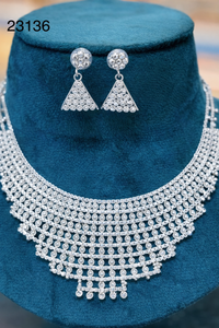 Ensemble de collier à franges dorées de luxe avec boucles d'oreilles à longues chaînes à pampilles pour femmes 23185 - Product Image 4