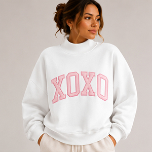 เสื้อสเวตเชิ้ตคอเต่าสีขาวสำหรับผู้หญิง ปักลาย XOXO ทรงโอเวอร์ไซส์ ขายส่ง เสื้อสเวตเชิ้ตคอเต่าพิมพ์ลายกราฟิกสำหรับผู้หญิง ทรงโอเวอร์ไซส์ - Product Image 1