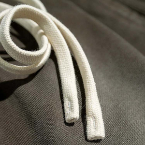 Pantalones Cortos de Forro Polar para Hombre con Borde Desgastado Personalizados OEM, Pantalones Cortos Deportivos Marrones Lisos de Alta Calidad con Cordón Blanco - Product Image 5