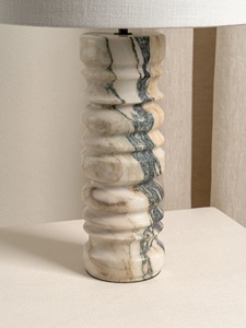 Lampe de table décorative haut de gamme, fabriquée avec une texture marbrée artistique, des proportions équilibrées et une esthétique intemporelle pour la maison. - Product Image 4