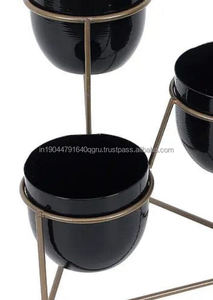 Maceta con soporte triangular de metal negro y dorado de la mejor venta para mesa de jardín y hogar - Product Image 2