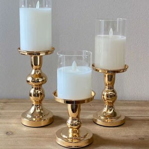 Trio de bougeoirs élégants en verre poli doré avec base décorative en métal, centre de table pour la décoration de salle à manger et de salon - Product Image 1