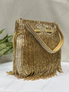 Sac à main doré à franges cascade avec des brins à pointes de cristal, accessoire de déclaration pour les occasions festives - Product Image 2