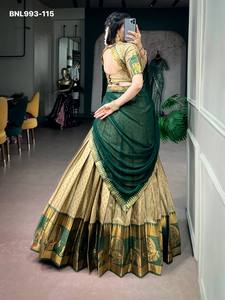 Conjunto de lehenga acampanado de alta calidad en polialgodón con diseño de buti tejido y borde con motivos tradicionales tejidos con zari. Proveedor mundial. - Product Image 5