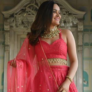 Lehenga Choli élégant en georgette rose brodé de paillettes, avec dupatta en organza et dentelle perlée, semi-couture, par Royal Export - Product Image 2