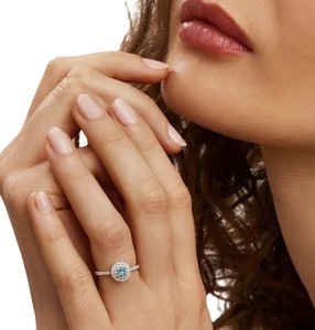 แหวนเพชรทรงกลมสีน้ำเงินดีไซน์ดอกไม้ แหวนแต่งงานทองคำแท้ 14K 18K ประดับเพชรแบบซ่อนรอบวงแหวน พร้อมตัวเรือนแบบหนามเตยคุณภาพพรีเมียม - Product Image 6