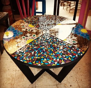 Cette magnifique table à manger en bois massif à bord naturel, avec un rivière de résine époxy bleu profond, est actuellement proposée à prix de gros pour les acheteurs en gros. - Product Image 4