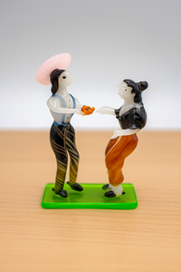 Figurine en verre artisanale représentant un couple dansant dans un village – Pièce d'art en verre authentique faite à la main pour la décoration intérieure, les cadeaux et les objets de collection - Product Image 2