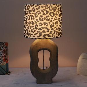 Lámpara de Mesa de Madera Contemporánea con Pantalla de Tela con Estampado de Leopardo, Luz Cálida, Uso Residencial - Product Image 1