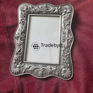 Marco de Fotos Metálico de Lujo, Elegante Adorno Decorativo de Tradebyd - Product Image 1