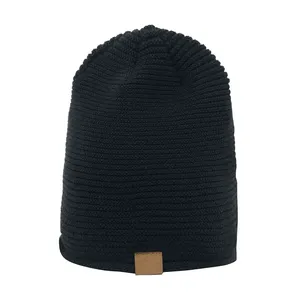 Bonnet unisexe noir en tricot pour l'hiver, 56-58 cm, décontracté, en acrylique, tricoté à la main, motif uni, avec revers - Product Image 1