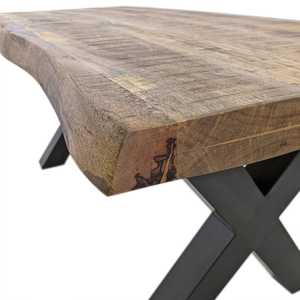 Mesa de comedor de estilo europeo con base de metal industrial en forma de X, tablero de madera maciza de mango con borde natural y acabado mate, estilo rústico y natural. - Product Image 3