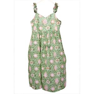 Vestido largo casual de verano con estampado floral verde, sin mangas, cuello en V, tirantes con volantes, cintura imperio y corte en A. - Product Image 4