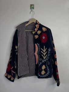 เสื้อแจ็คเก็ตแคชเมียร์กำมะหยี่สีดำปักมือลายดอกไม้และลายเพสลีย์แบบดั้งเดิม คอลเลคชั่นสุดหรู - Product Image 4