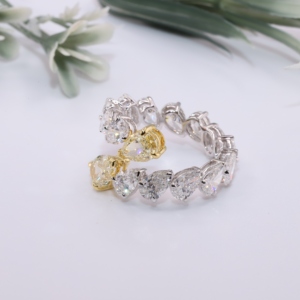 Anillo de Eternidad de Diamantes con Corte Pera en Oro Blanco para Mujer, con Diamantes Amarillos y Blancos Cultivados en Laboratorio, Estilo Clásico de Compromiso - Product Image 5