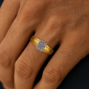 Bague de mariage de luxe pour homme en or jaune 14 carats avec diamant de laboratoire taille brillant rond et serti invisible, style signet - Product Image 2