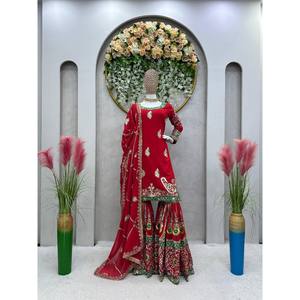 Magnifique Salwar Kameez en polyester pour les fêtes, composé d'un haut, d'un bas et d'un dupatta, avec des broderies de fils et de sequins pour un look élégant. - Product Image 3