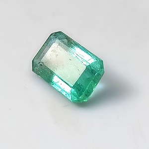 พลอยมรกตธรรมชาติสีเขียวไนจีเรียทรงเหลี่ยมเจียระไน 2.85 กะรัต พร้อมการเปลี่ยนสีสัน เหมาะสำหรับเครื่องประดับหรูหราระดับพรีเมียมหรือแหวน - Product Image 4