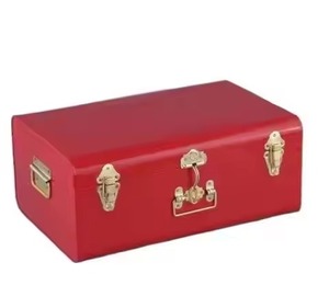 กล่องเก็บของโลหะสีแดงเข้มด้านเคลือบผงเหล็กสไตล์วินเทจอุตสาหกรรม พร้อมขอบด้านบนแบบขึ้นรูปและมุมโลหะ - Product Image 4