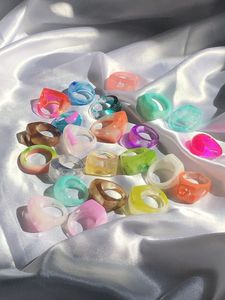 Nuevo Anillo de Moda Qijun Hecho a Mano de Resina con Diseño Artístico de Cono Facetado Grande Multicolor y Cuerpo Vertebral Estéreo - Coleccionable de Arte - Product Image 2