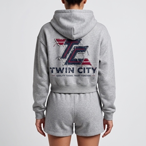 ชุดเสื้อฮู้ดครอปและกางเกงขาสั้นสำหรับผู้หญิง Twin City ผ้าฟลีซปักโลโก้ ชุดลำลองสองชิ้น สำหรับฤดูใบไม้ผลิและฤดูร้อน - Product Image 3