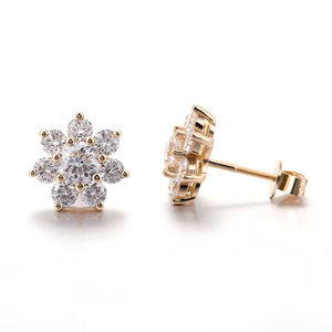 Aretes deslumbrantes de oro macizo con diamantes redondos brillantes cultivados en laboratorio, diseñados para mujeres que buscan joyas de alta moda radiantes. - Product Image 2