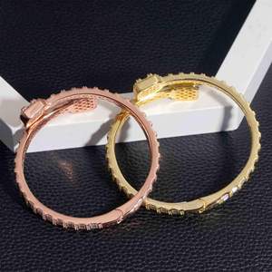 กำไลข้อมือแบบเปิดประดับเพชรรูปบาแก็ตต์หลายแถว สีโรสโกลด์พรีเมียม ผลิตในห้องปฏิบัติการ สำหรับผู้หญิง ได้รับการรับรองจาก IGI หรูหรา - Product Image 4