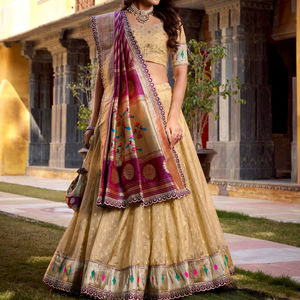 Dernière collection : Lehenga Choli en organza avec broderie Zari et bordure en dentelle, accompagné d'un dupatta et d'un chemisier traditionnel - Product Image 1