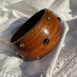 Bracelet en bois artisanal vintage avec cabochons incrustés. Bracelet manchette épais avec clous verts et oranges - Product Image 6