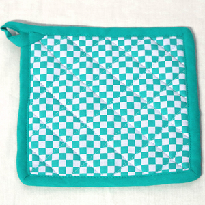 ผู้ส่งออกที่รองหม้อในอินเดีย เป็นมิตรกับสิ่งแวดล้อม ขนาดและดีไซน์ตามสั่ง ที่รองหม้อลายตารางย้อมเส้นด้าย สำหรับใช้ในครัวและเตาอบ - Product Image 2