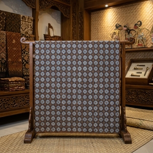 Tela de Algodón Batik Tulis Indonesiana Hecha a Mano con Diseño Tradicional Nitik Ceker Ayam, Motivo Sogan Azul, Textil Premium - Product Image 6