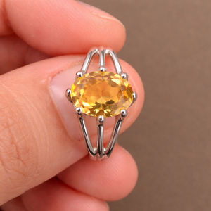 Bague de fiançailles et de mariage ovale en argent sterling 925 plaqué rhodium avec citrine sertie à griffes - Style tendance inspiré de l'anniversaire - Product Image 1