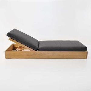 Chaise longue d'extérieur avec coussin en tissu gris et structure en teck, design moderne pour bord de piscine - Product Image 5