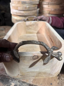 Decoración al por mayor bandeja de madera grande rústica logotipo grabado hecho a mano tamaño personalizado hierro Metal manijas servir pulido - Product Image 2