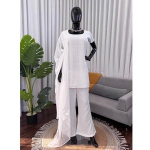 Ensemble de vêtements ethniques élégants d'inspiration années 90 en faux georgette premium avec détails brodés et pantalon coupe bootcut stylé - Product Image 1