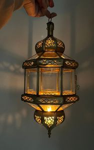 Elegante Linterna Metálica Hecha a Mano con Detalles Finos y Acabado Duradero, Ideal para Iluminación con Velas y Decoración de Mesa Central - Product Image 5