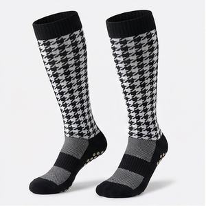 Chaussettes de compression mi-mollet pour yoga, amincissantes, respirantes, performantes, durables, douces, pour la gym et l'entraînement, couleur personnalisable, adaptées à la tenue, vendues par paire - Product Image 1