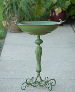 Bain d'oiseaux classique en métal pour extérieur, structure en fer durable, revêtement résistant à la rouille, aspect élégant pour jardin et oiseaux - Product Image 3