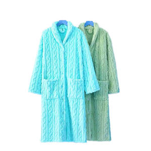 Peignoir Relax Fit avec logo brodé, peignoir en coton de qualité supérieure pour le spa, le bien-être et le confort intérieur - Product Image 1