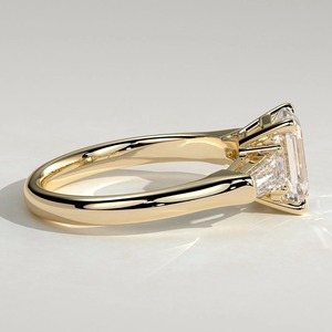 Anillo de compromiso de diamantes de corte esmeralda premium en oro amarillo, estilo clásico, diamantes cultivados en laboratorio certificados por IGI, piedras laterales en corte baguette. - Product Image 5