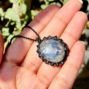 Collier en macramé fait main avec pierre de lune arc-en-ciel, pendentif en pierre de lune naturelle facettée, cordon noir, bijoux bohèmes, bijoux de guérison, cadeau pour femme - Product Image 3