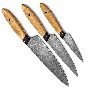 Ensemble de 3 couteaux de cuisine à motif Damas, lames gris argenté, manches en bois brun clair, pour chef, découpe et préparation des aliments - Product Image 5