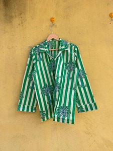 Pijama de Algodón Tejido para Mujer, Estampado de Palmeras a Rayas Verdes y Blancas, Manga Larga, Cuello Camisero, Ropa de Dormir Informal - Product Image 3