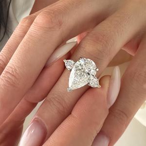 Anillo de Tres Piedras con Diamante Cultivado en Laboratorio de 4 Quilates en Forma de Pera, E VVS2, 4.7 Quilates en Total, Anillo Trilogía de Dos Tonos, Certificado IGI - Product Image 1